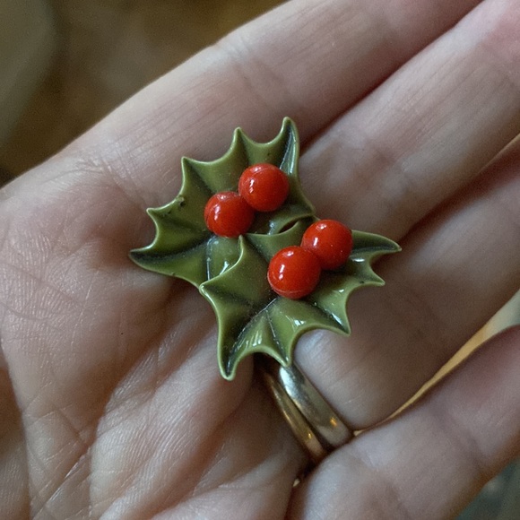 Vintage Christmas Holly and Berries Earrings screwbacks - Picture 5 of 10